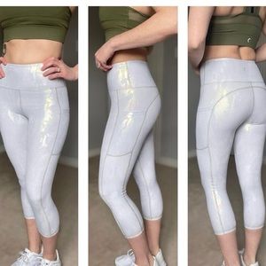Zyia silver camo pocket light n tight capri (20”), size L.